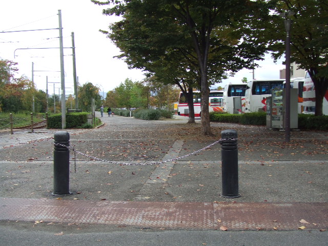 駐車場からの通路の写真
